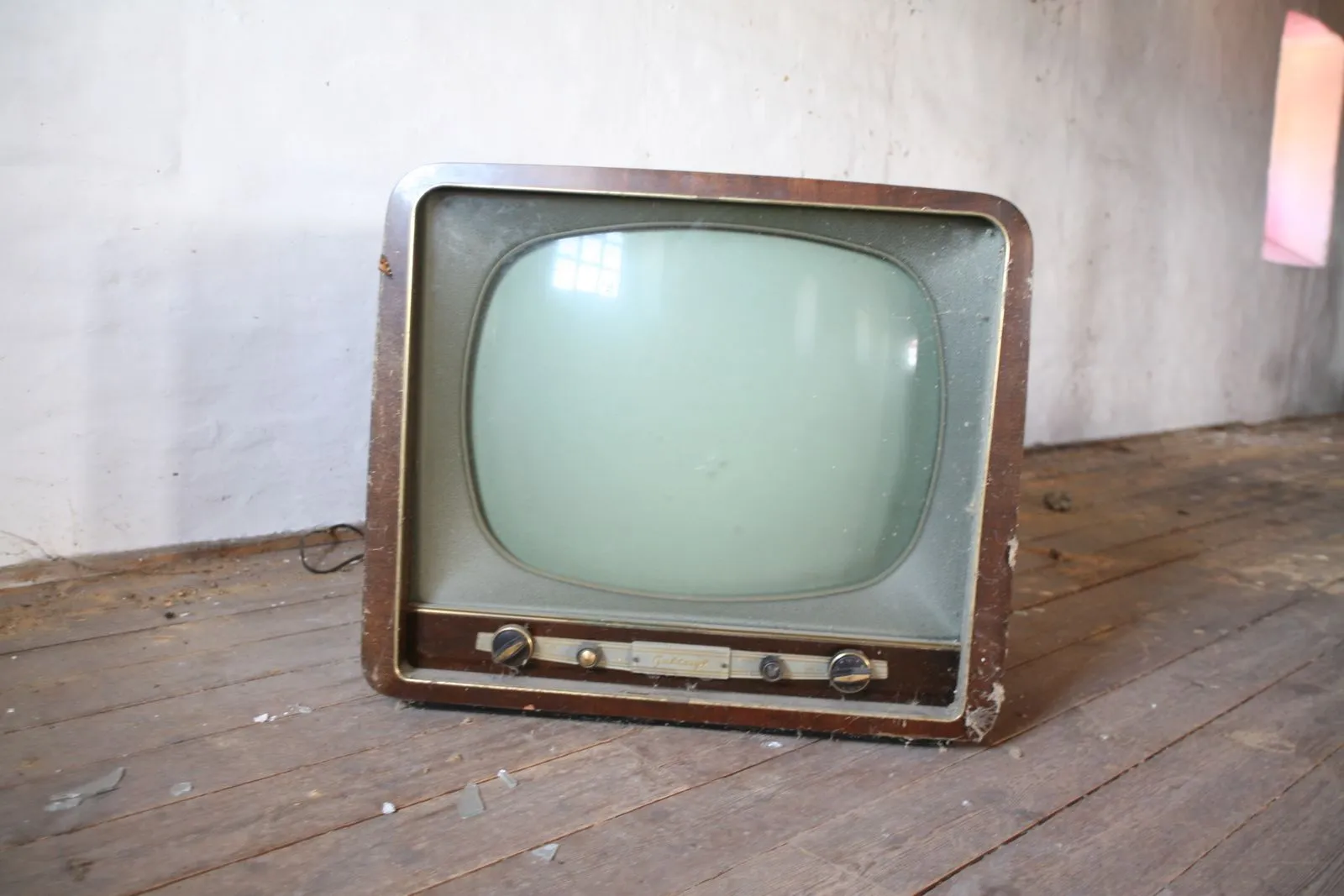 A vintage wood-cabinet CRT television set, evoking the era of 90s and 2000s TV covered by this quiz category